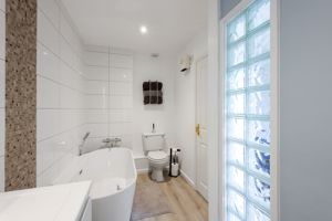Master ensuite- click for photo gallery